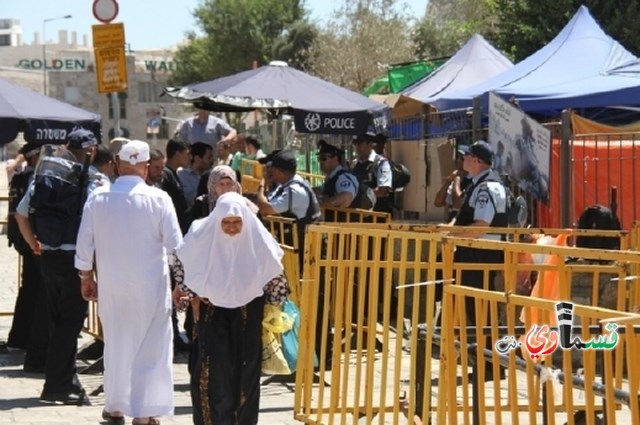 كيوبرس: اسرائيل تنصب حواجز عسكرية وتفرض قيودا على صلاة المسلمين في الأقصى